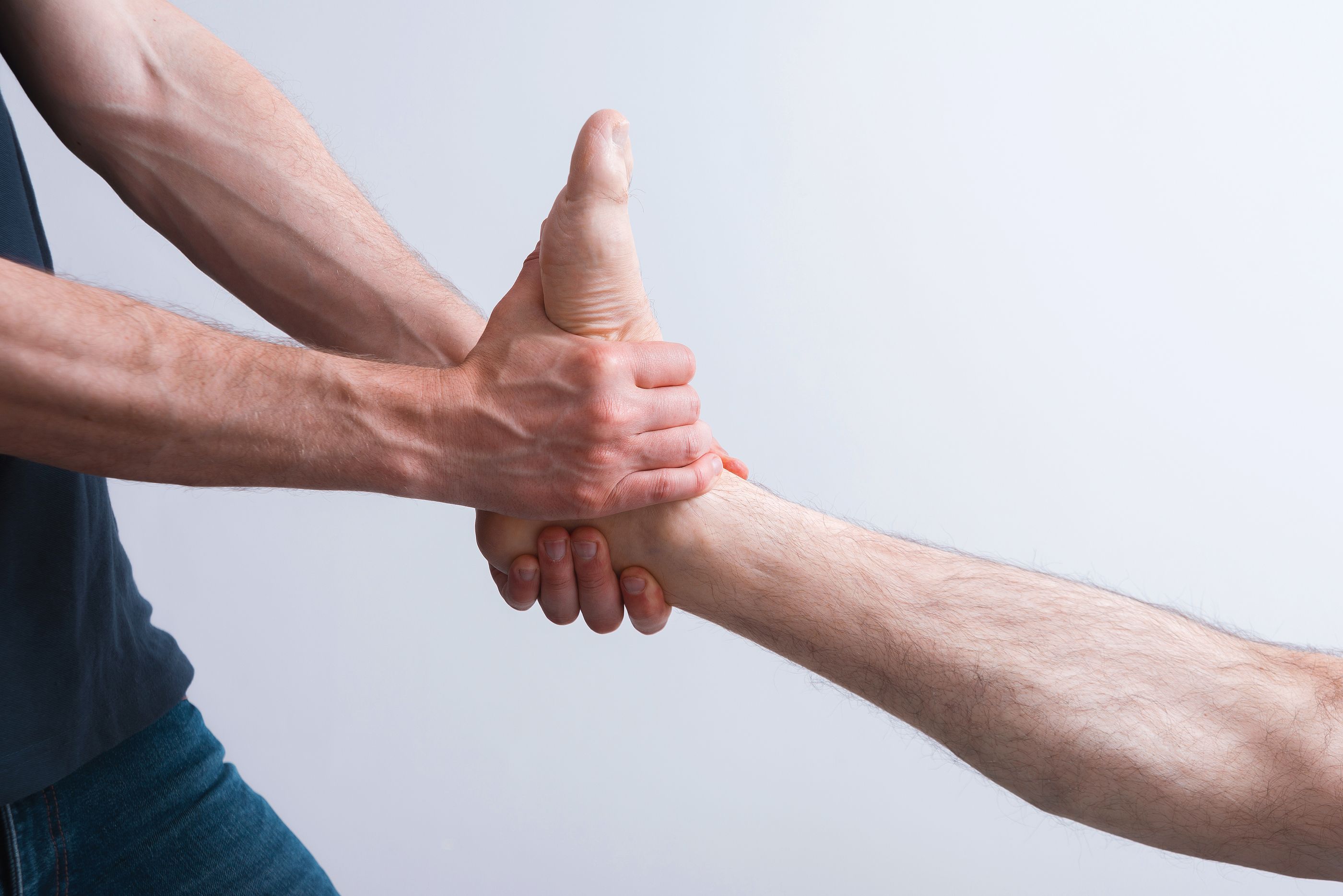 Fysioterapia Kropan fysioterapeutti Pasi Sinisalo mobilisoi asiakkaan jäykkää nilkkaa vantaalla.