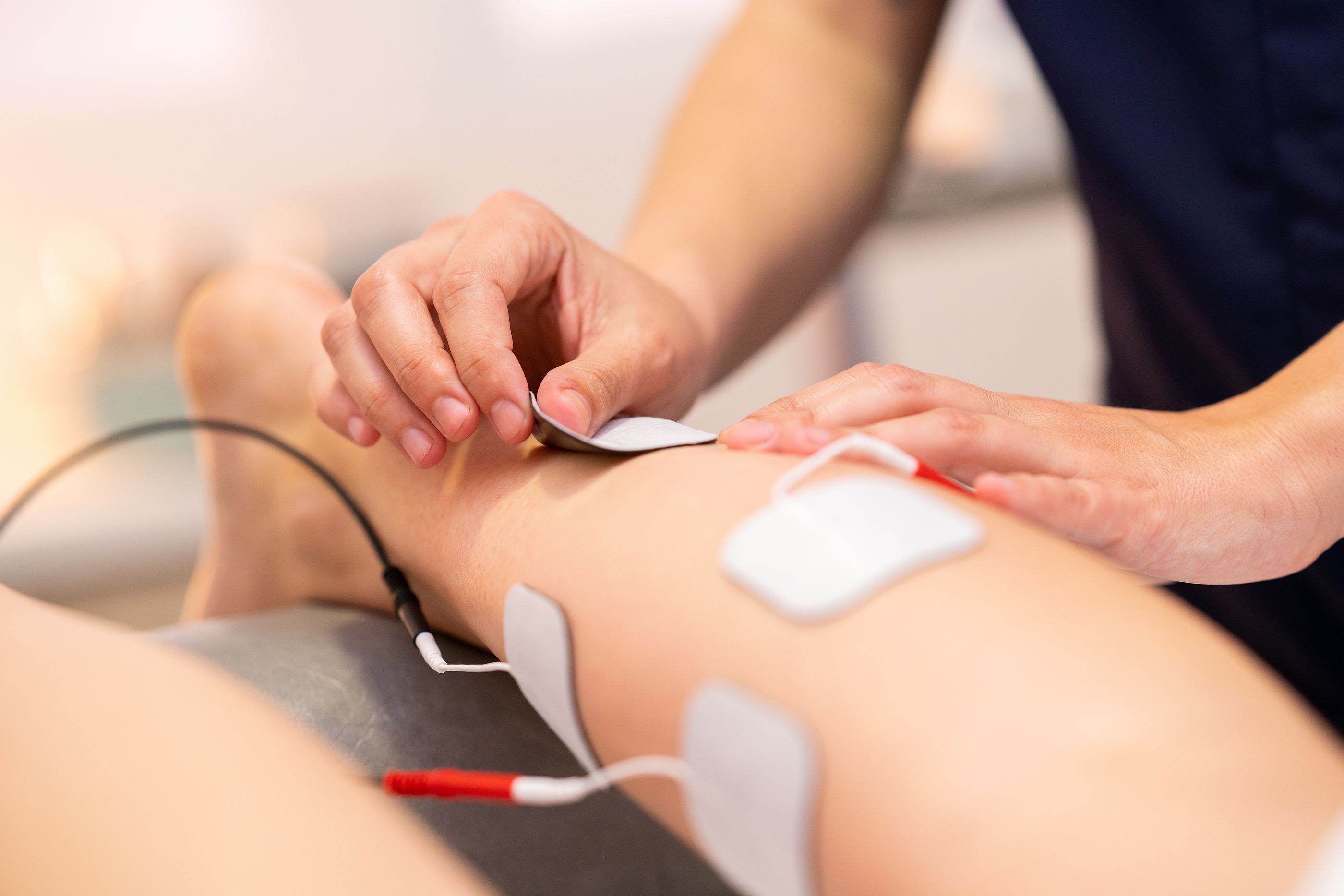 TENS-sähköhoitoa akillesjänteen kiputilaan ja pohkeen kramppeihin Fysioterapia Kropassa Vantaalla.